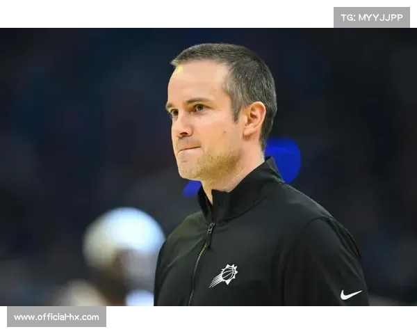 场边趣事:太阳主帅与裁判理论吃T,球迷掌声调侃 场边趣事:太阳主帅与裁判理论吃T,球迷掌声调侃